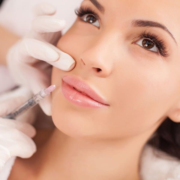 Aplicação de Botox nos lábios